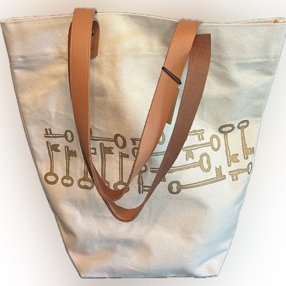 tote w/leather straps-gold keys & skeleton keyhole in gold on natural canvas-NWT - Picture 3 of 13